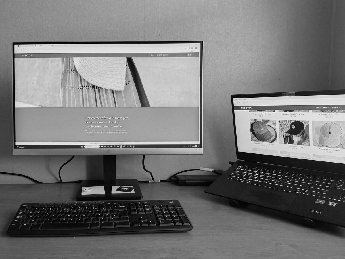 Sitio web de e-commerce mostrado en ordenador y portátil